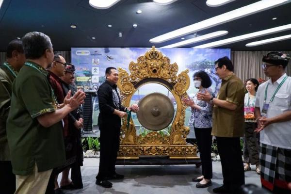 RTH berfungsi sebagai paru-paru kota yang menyediakan oksigen dan menurunkan suhu udara, sekaligus menjadi area resapan air.