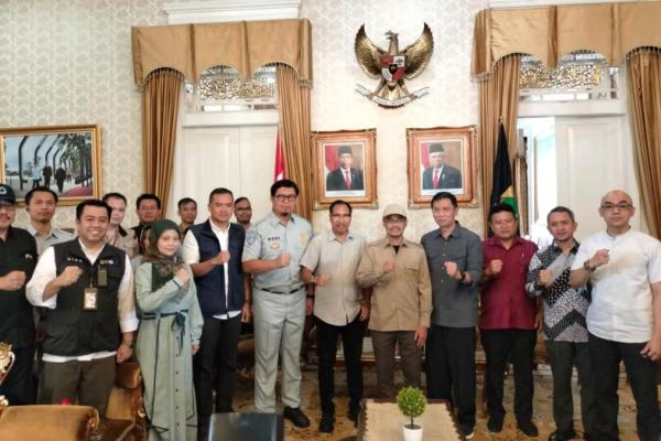 Erick Thohir telah memerintahkan Satuan Tugas (Satgas) Bencana BUMN dan Yayasan BUMN untuk Indonesia bergerak cepat membantu penanganan dampak gempa di Cianjur.