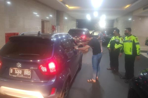 Ditlantas Polda Metro Jaya amankan DPO kasus korupsi saat melintas di jalan tol.