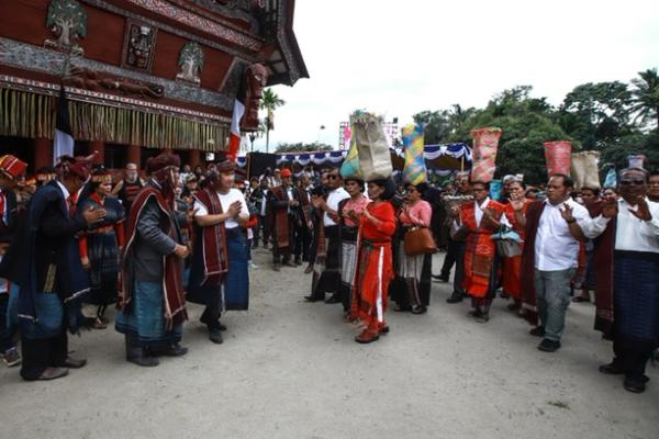 Upacara pemberian marga menteri BUMN tersebut merupakan rangkaian dari acara Tao Toba Heritage Fest yang digelar untuk mempromosikan pariwisata Danau Toba yang saat itu tengah dihadirinya.