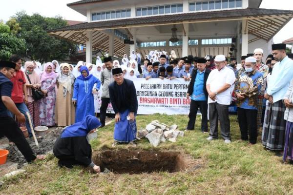 Jagalah selalu nama bapak ibu kita dan jagalah selalu nama semua yang berjasa dalam kehidupan kita.