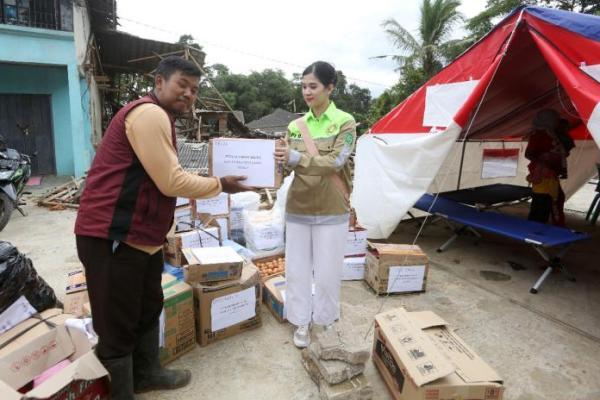 Sosialita cantik yang juga pengusaha Novita Emilda turun langsung dalam aksi kemanusiaan di kepada korban Gempa Cianjur.