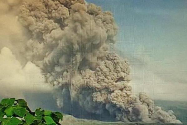 Gunung Semeru di wilayah Kabupaten Lumajang dan Kabupaten Malang, Jawa Timur, kembali erupsi disertai luncuran awan panas guguran pada Minggu pukul 02.46 WIB.