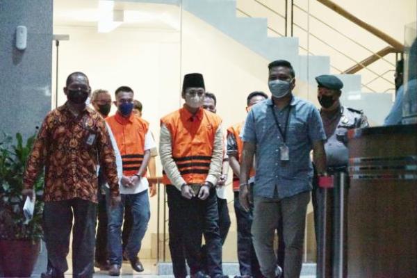 Abdul Latif diketahui resmi ditetapkan sebagai tersangka dalam kasus dugaan penerimaan suap terkait jual beli jabatan strategis di Pemerintah Kabupaten Bangkalan.