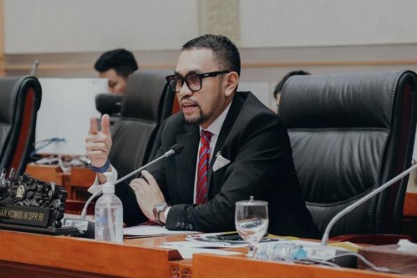Wakil Ketua Komisi III DPR RI Ahmad Sahroni meminta Polda Jabar segera melakukan pengusutan terkait dugaan kasus penembakan Bahar bin Smith.