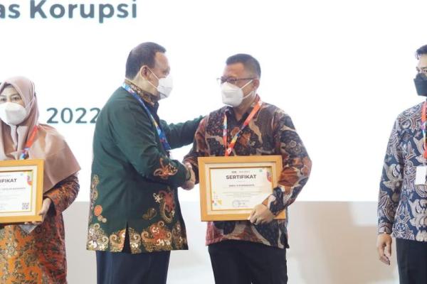 Penghargaan ini diserahkan langsung oleh Ketua KPK Firli Bahuri di Gedung Bidakara, Jalan Gatot Subroto, Jakarta