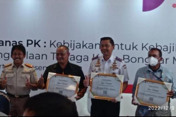 Kepala Badan Karantina Pertanian, Bambang, berhasil mengantarkan 7 pelabuhan mendapatkan nilai hijau dari tim Stranas PK.