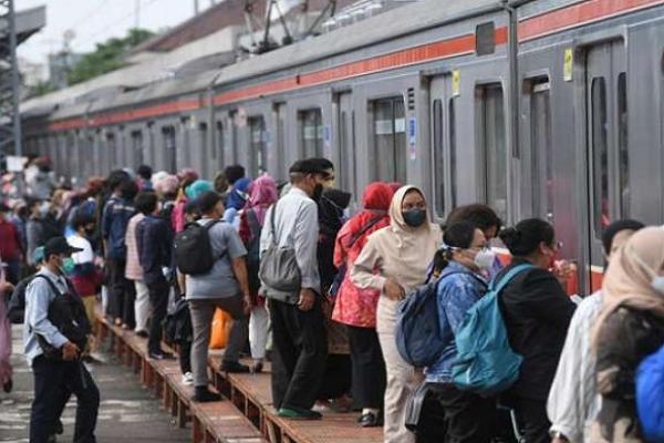Selama masa angkutan Lebaran, PT KAI Commuter mencatat jumlah penumpang KRL Commuter Line Jabodetabek mencapai 4.355.175 orang.
