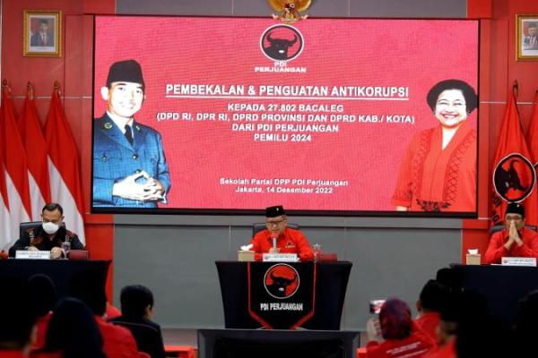 Bakal Caleg PDIP Tulis Tangan Materi Antikorupsi