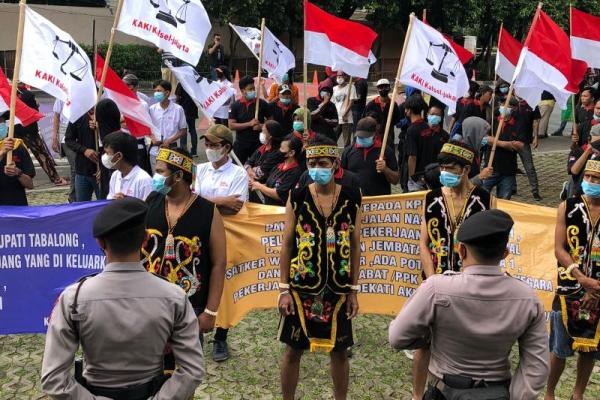 Mereka mendesak KPK dan Direktorat Jenderal Mineral dan Batubara (Dirjen Minerba) untuk memeriksa Bupati Tabalong, Anang Syakhfiani