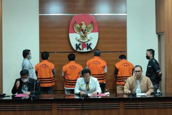 Adapun penetapan tersangka dilakukan setelah tim penindakan KPK menggelar operasi tangkap tangan (OTT) di Surabaya pada Rabu (14/12) malam.