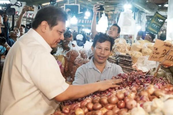 Ada sejumlah langkah yang bisa dilakukan pemerintah untuk memitigasi risiko di tahun 2023, salah satunya dengan menjaga daya beli masyarakat.