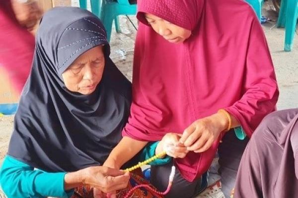 Kejenuhan membayangi para lansia korban gempa Cianjur, Jawa Barat, yang menghuni posko-posko pengungsian