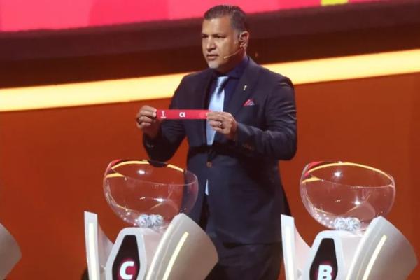 Keluarga Legenda Sepak Bola Iran Diusir dari Pesawat.