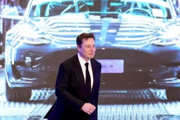 Pada rapat pemegang saham tahunan Tesla, Musk mengatakan Tesla akan mengiklankan mobilnya, sesuatu yang belum pernah dilakukan sebelumnya.