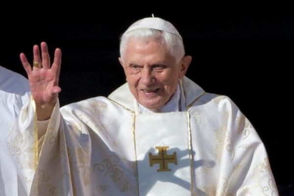 Paus Emeritus Benediktus XVI meninggal di kediamannya di Biara Mater Ecclesiae karena sakit pada usia 95 tahun.