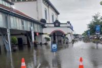Banjir Semarang Rendam Stasiun dan Rel, Kedatangan Kereta Api Jadi Terlambat