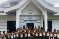 Mantap, Sejumlah Bupati Serahkan Penghargaan dan Lencana Khusus kepada Kades Desa Mandiri
