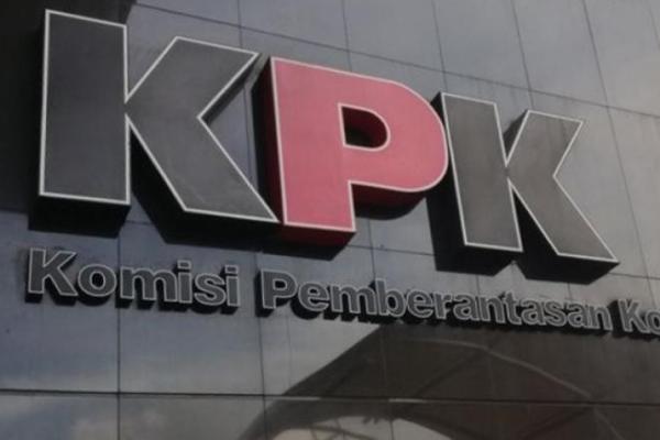 Kurnia menyebut jika seharusnya KPK menelaah laporan di bagian pengaduan masyarakat terlebih dahulu