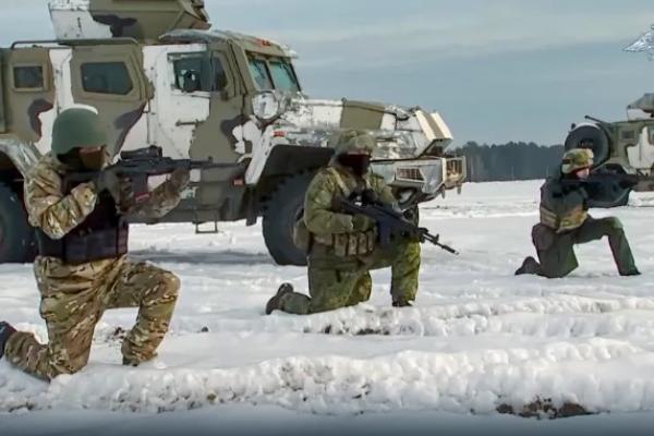 Rusia menggunakan Belarusia sebagai batu loncatan untuk menginvasi Ukraina Februari lalu, mengerahkan ribuan pasukan ke tetangganya dengan dalih latihan militer sebelum melancarkan serangannya.