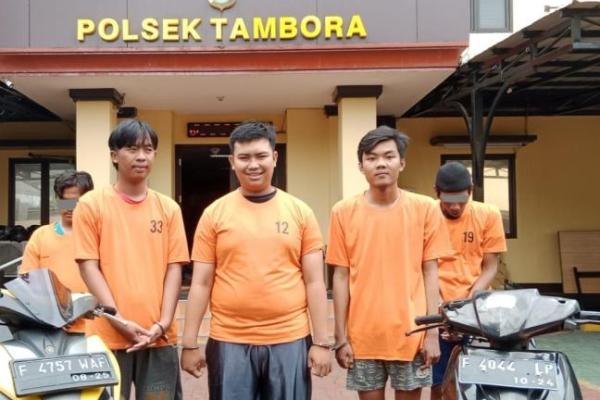 Uang hasil menipu dan menjual motor para korban digunakan untuk foya-foya dan mabuk oleh lima polisi gadungan.