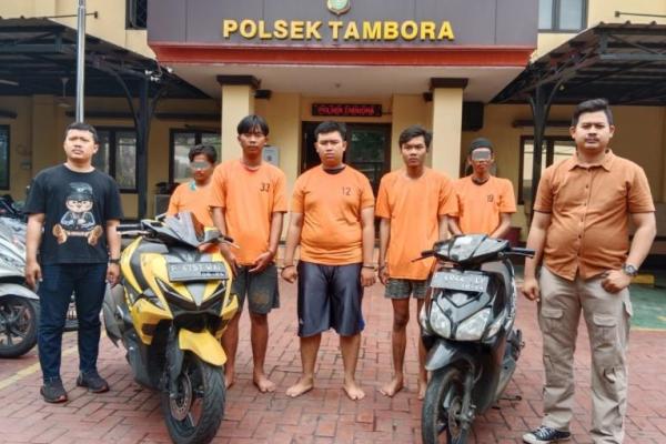 Polsek Tambora meringkus lima polisi gadungan yang menipu para korbannya.