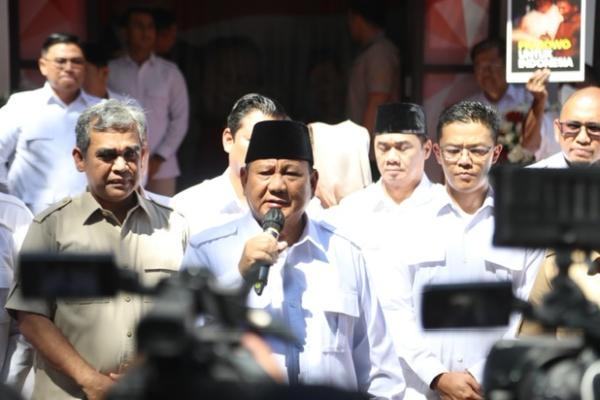 Ketua Umum Partai Gerindra Prabowo Subianto bertemu dengan mantan Ketua Umum Partai Hanura yang juga Ketua Dewan Pertimbangan Presiden (Watimpres) Wiranto di Padepokan Garuda Yaksa Hambalang, Kabupaten Bogor, kemarin (1/5).