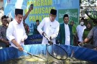 Menteri Sandi Bareng PCNU Jaktim Panen Lele, Omzetnya Lumayan