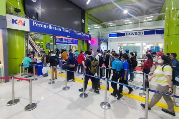 Sementara jumlah keseluruhan pengguna jasa yang berangkat mulai 12-23 April 2023 (H-10 sampai H2) tercatat 445 ribu penumpang baik dari Stasiun Gambir dan Pasar Senen.