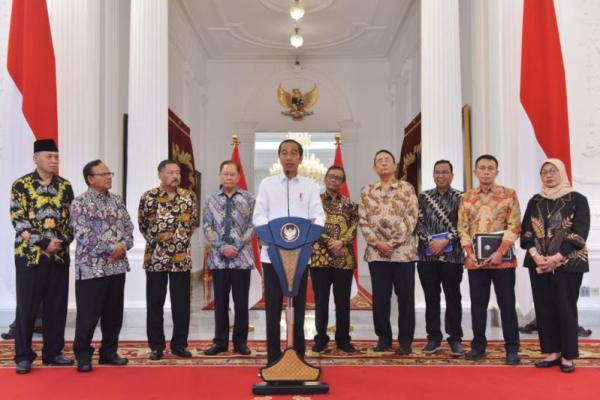 Hal itu disampaikan Presiden Jokowi setelah menerima laporan Tim Penyelesaian Non Yudisial Pelanggaran Hak Asasi Manusia yang Berat Masa Lalu (PPHAM) 
