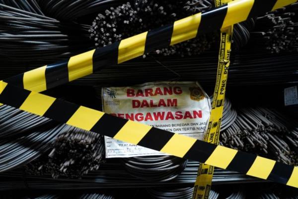 Produk yang dimusnahkan tersebut melanggar aturan karena tidak memenuhi syarat mutu Standar Nasional Indonesia (SNI).
