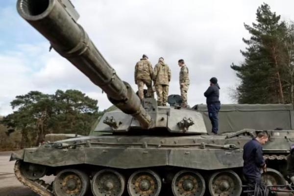Sekutu Eropa Ukraina telah mengirim Kyiv lebih dari 300 tank Soviet yang dimodernisasi sejak Rusia menginvasi pada Februari 2022. 