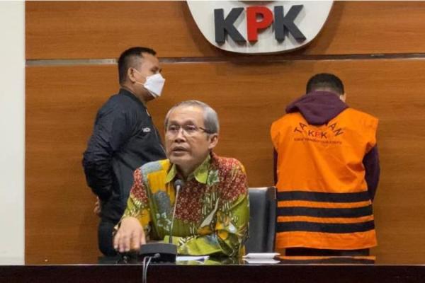 KPK tidak hanya berhenti pada kasus suap dan gratifikasi proyek-proyek di Pemprov Papua yang menjerat Lukas sebagai tersangka.