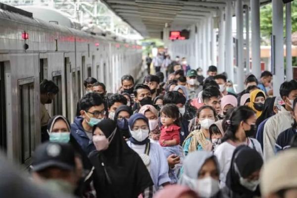 Jumlah tersebut mengalami peningkatan hingga dua kali lipat dari kondisi normal. Sedangkan khusus untuk Stasiun Gambir, berdasarkan data terbaru per pukul 06.15 WIB, ada 14.337 penumpang yang tiba hari ini.