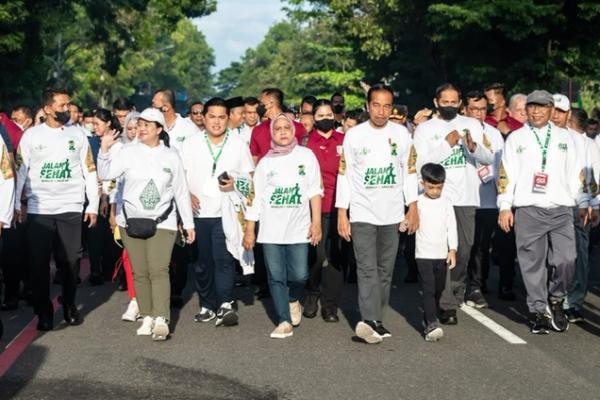 Perempuan pertama yang menjabat sebagai Ketua DPR RI itu kemudian mengikuti jalan sehat di baris depan dengan Presiden Jokowi. Sejak dari panggung hingga saat pelaksanaan jalan sehat, Puan menyapa warga NU yang sudah berkumpul di lokasi sejak dini hari.