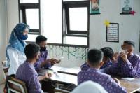 Kisah Guru Honorer Torehkan Prestasi dari Sekolah Pinggiran
