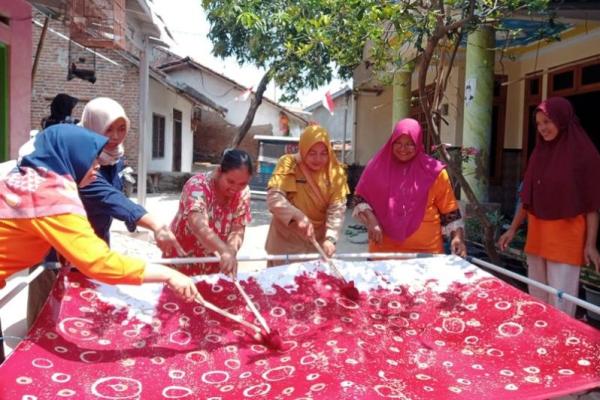 Kegiatan produksi batik ciprat yang ditekuni OYPMK, mampu menghasilkan omset hingga puluhan juta rupiah.