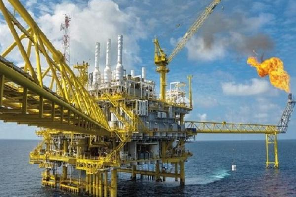 Provinsi Riau adalah penghasil minyak mentah terbesar di Indonesia saat ini. Untuk itu, target investasi hulu migas di Riau pada tahun ini dipatok sebesar US$4,24 miliar.