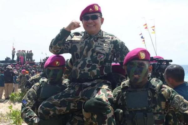 Jendera Dudung Dikukuhkan Jadi Warga Kehormatan Korps Marinir