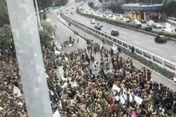 Pengendara diimbau menghindari ruas jalan didepan Gedung DPR RI, ribuan Kades gelar aksi