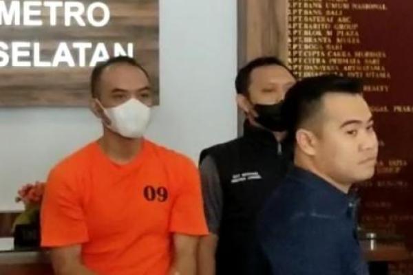 Viral di media sosial galak dan KDRT ke anak, Raden Indrajana Sofiandi resmi ditahan kepolisian. 
