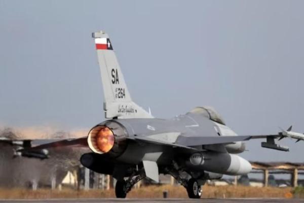 Awal pekan ini Belanda mengatakan ingin mulai melatih pilot Ukraina dalam menerbangkan F-16 sesegera mungkin.