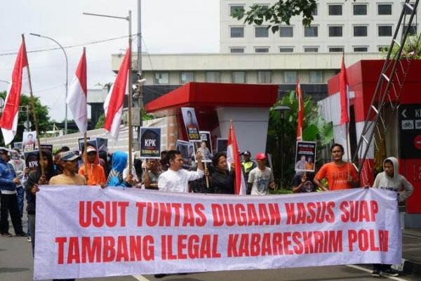 Mereka mendesak KPK untuk segera mengusut kasus tambang ilegal yang diduga melibatkan Kabareskrim Polri, Komjen Agus Andrianto. 