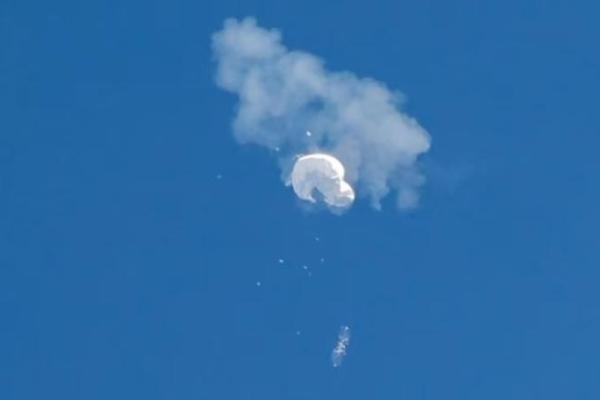 Balon itu ditembak jatuh sekitar enam mil laut lepas pantai AS, di atas perairan yang relatif dangkal.