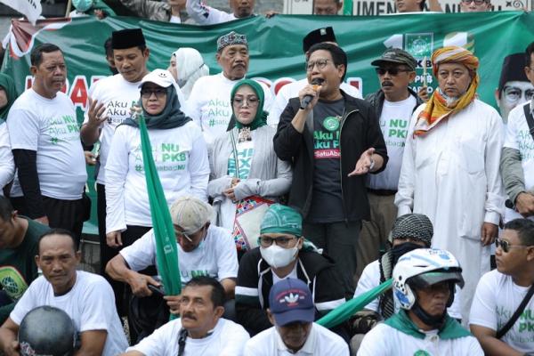 Garis perjuangan NU dan PKB secara normatif dapat didefinisikan sebagai pedoman berpikir, bersikap, dan berperilaku bagi warga NU yang berkhidmat di segala aspek melalui jalan politik bersama PKB