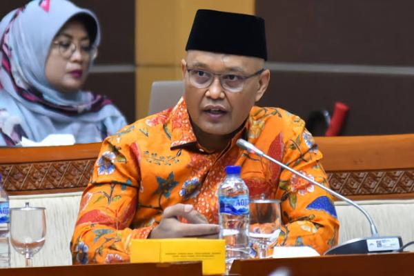 Pertama, permasalahan di hulu mengenai ketersediaan lapangan pekerjaan dan iming-iming gaji tinggi jika bekerja di luar negeri. Jumlah lowongan kerja di dalam negeri Indonesia minim, sehingga banyak WNI yang tergiur bekerja di luar negeri dengan gaji tinggi.