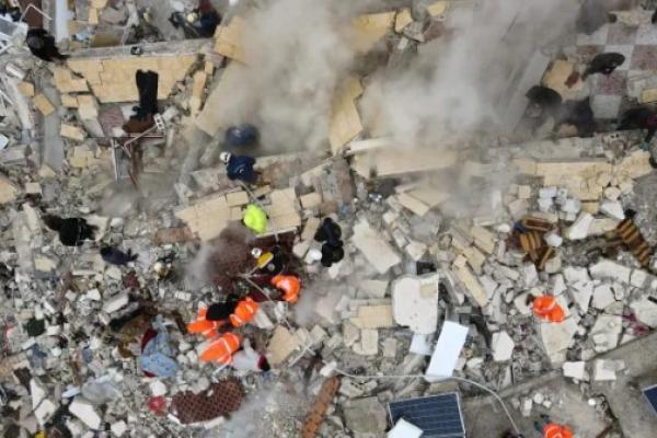 Menurut data terbaru, Turki telah mencatat sebanyak 2.316 orang tewas dan 13.293 terluka dalam gempa bumi tersebut. Sedangkan di Suriah telah tercatat 1.293 orang tewas dan 3.411 terluka.