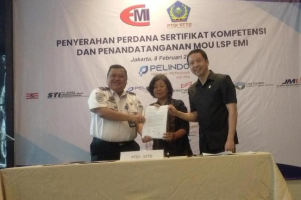 LSP EMI menyerahkan Sertifikat Kompetensi kepada sejumlah pelaku di bidang multimoda dan logistik