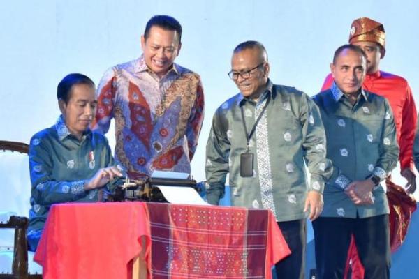 Presiden Jokowi memberikan arahannya di Hari Pers Nasional (HPN) 2023 di Medan, Sumatera Utara.