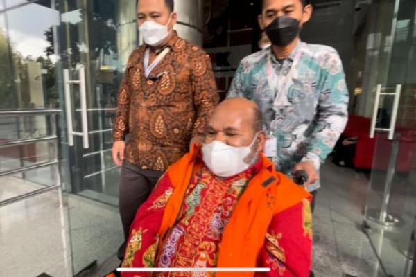 Kondisi kesehatan Lukas menurun lantaran tidak mau makan dan minum obat.